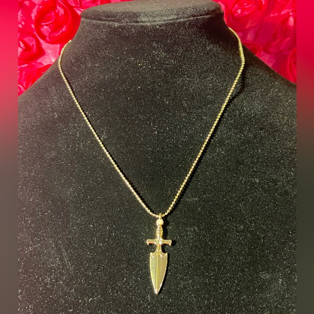 Opening edit necklace with pendant
